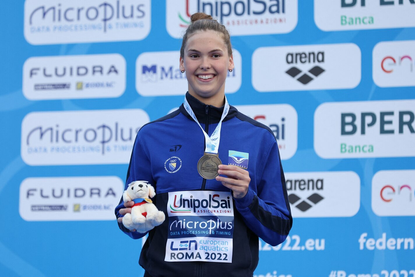 Agli Europei di nuoto – medaglia storica per un bosniaco di 16 anni e l’italiana rimasta senza ricompense nella staffetta