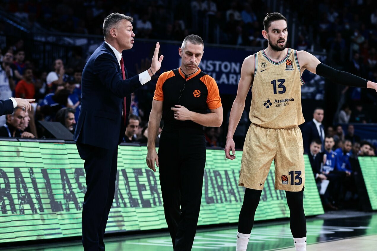 Matteo Andreani on Twitter: Incredible mistake at the table during  EuroLeague game between Alba Berlin - FC Barcelona. The clock remains  stopped at 4.7 seconds despite the ball being in play for